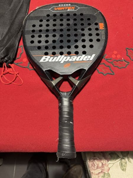 Raquete padel bullpadel vertex com pequena estaladela